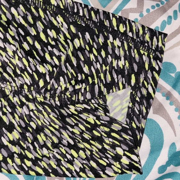 Size Medium Calvin Klein performance capris - Picture 3 of 5